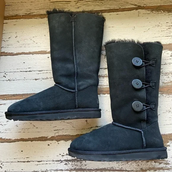✨SOLD✨UGG Bailey Button Triplet II Boots - Picture 8 of 11